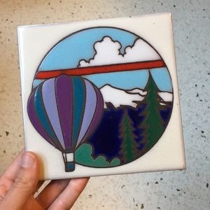 Vtg ceramic trivet with balloon and mountains